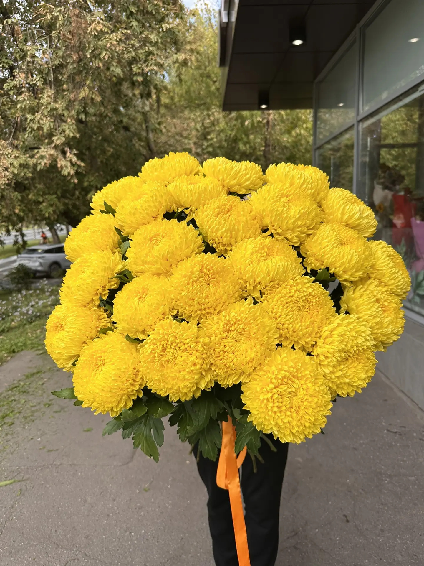 Купить букет из желтых хризантем под атласную ленту в Москве