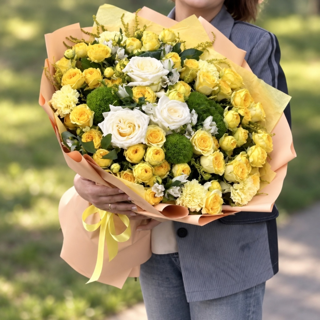 Купить букет с кустовыми и одноголовыми розами, альстромериями в декоративной упаковке в Москве